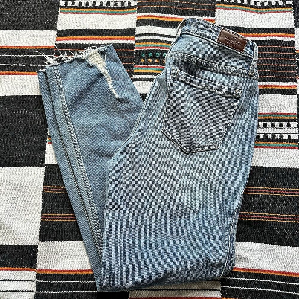 Hollister Distressed Super High Rise Mom Jeans. 24/28. Boho. Festival. Casual.